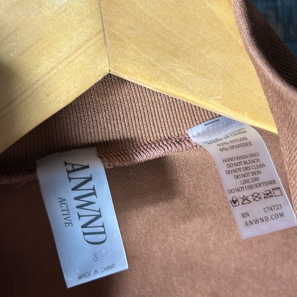 Anwnd Active small coco crop workout top with thumb holes - Picture 8 of 11